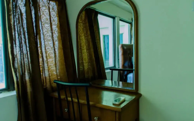 Spacious And Homey 3Br At Kondominium Rajawali Apartment