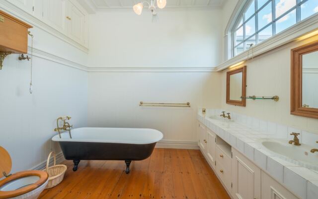 Magnificent Karaka Estate with Swimming Pool