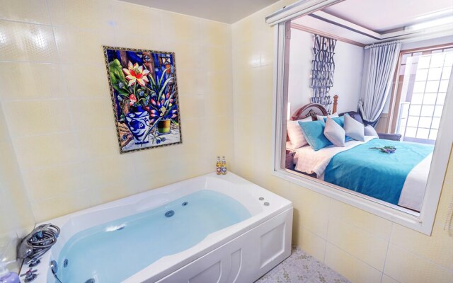 Geojedo Whirlpool Pension (pets friendly)