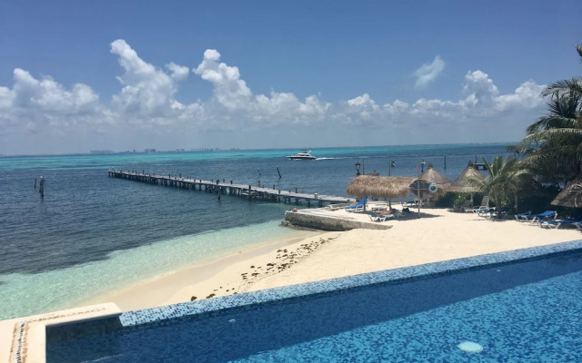 Maria's Kan Kin with Private Beach