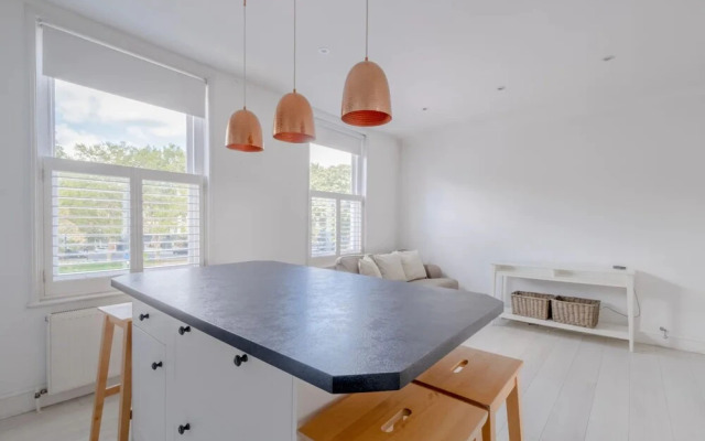Airy 2 Bedroom Apartment Next to Clapham Common