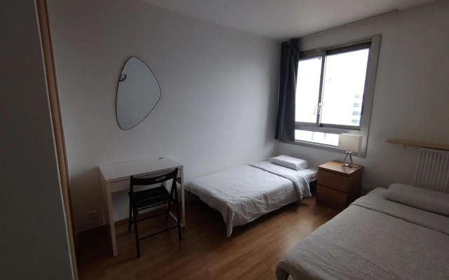 5 mn (450 m) walk Metro/La Defense/3BR/8Pers