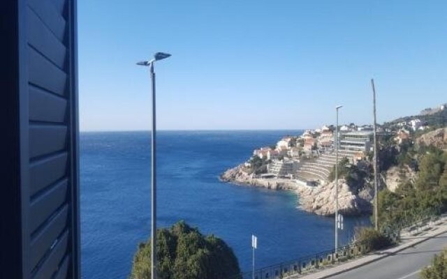 MJ's Sea Side Rooms