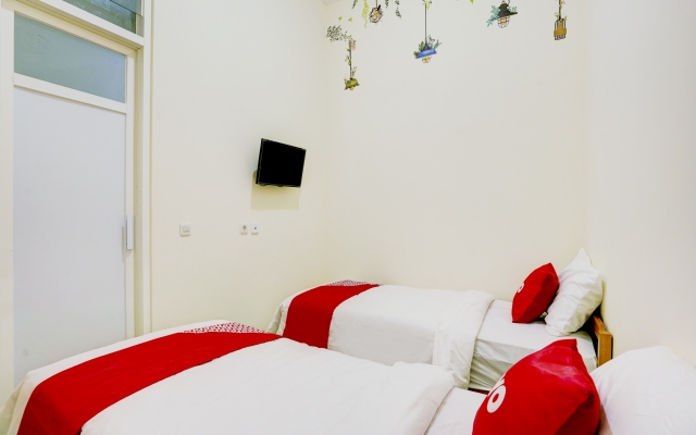 OYO 90173 Innapp Tenggilis Family Residence