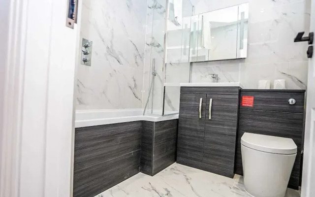 Modern 4-Bedroom Home with Free Parking