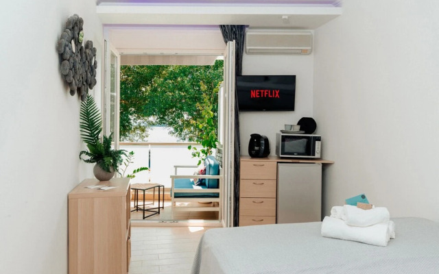 Sea View Studio With a Barbecue Area on the Terrace of the Building a Smart TV