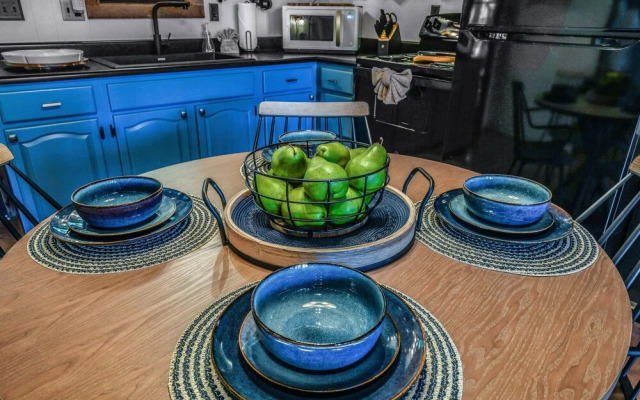 Cliff Haven 1 Bedroom Cabin by RedAwning