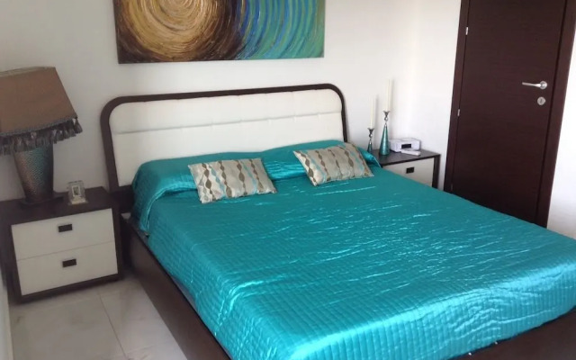 Luxury Seafront Apartment With Pool
