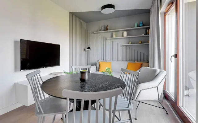 Aura III & Parking by Downtown Apartments