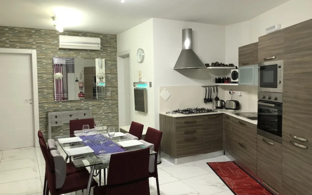 Sea View 2 Bed Apartment Close to Beach