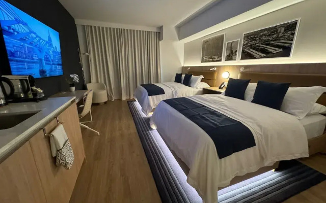 Lux Studio W City Views and Pool