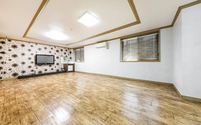 Buan Gyeokpo Chaeseok Resotel Oakville