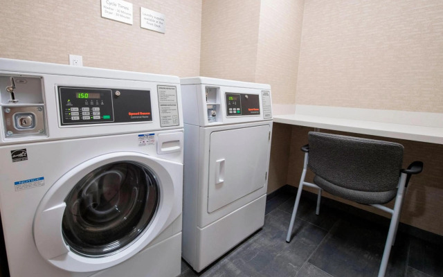 Courtyard by Marriott Atlanta Alpharetta/Avalon Area