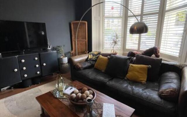 Traditional apt close to city centre & Hampden