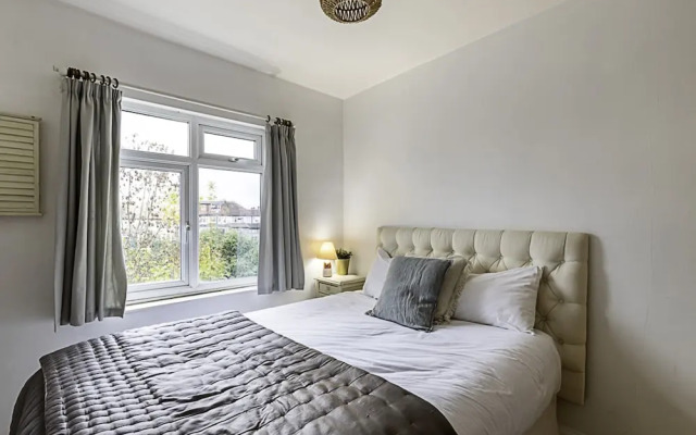 Gorgeous 4-bed Home With a Fireplace and Terrace
