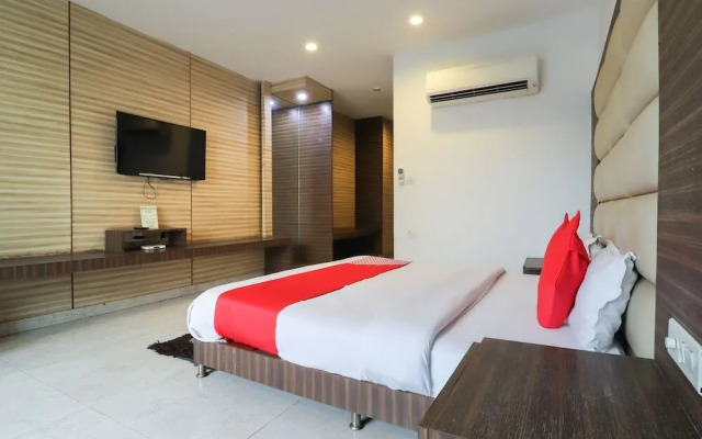 City Club & Hotels by OYO Rooms