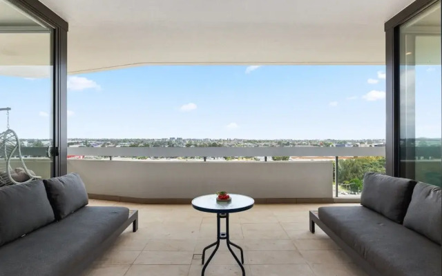 Luxe 2-bed: Modern Interiors, Balcony & BBQ Area