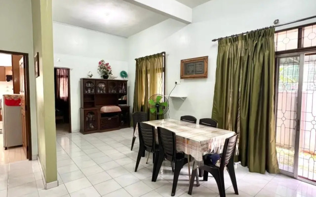 Teratai Homestay Batu Buruk
