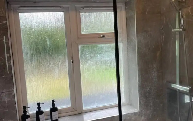 Lovely 3-bed House in Potters Bar Jacuzzi & 75inch