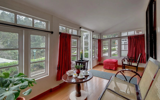 OYO Premium Golf Club Road