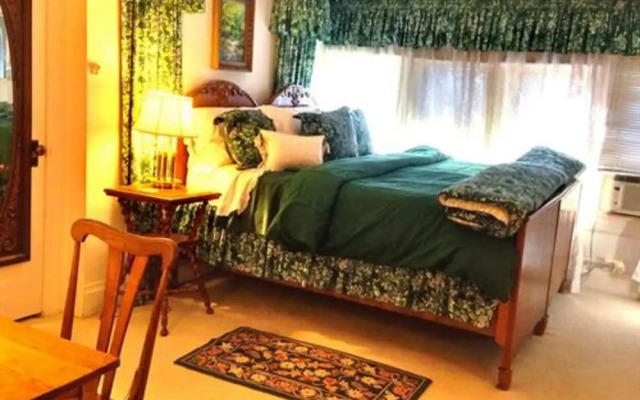 Brass Pineapple Inn