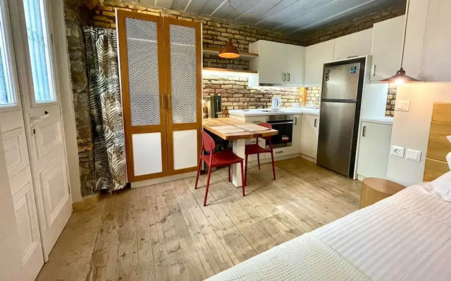 Kukuvayia s Nest-centre Old Town Corfu