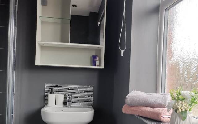 Olive and Carol's Beautiful 3-bed House in Walsall