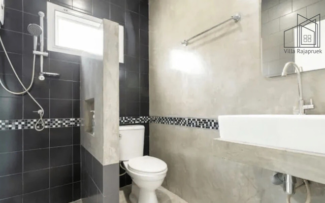 Villa Rajapruek Entire 3 villas 7 bedrooms near airport