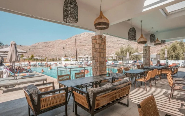 Lambis Studios & Apartments