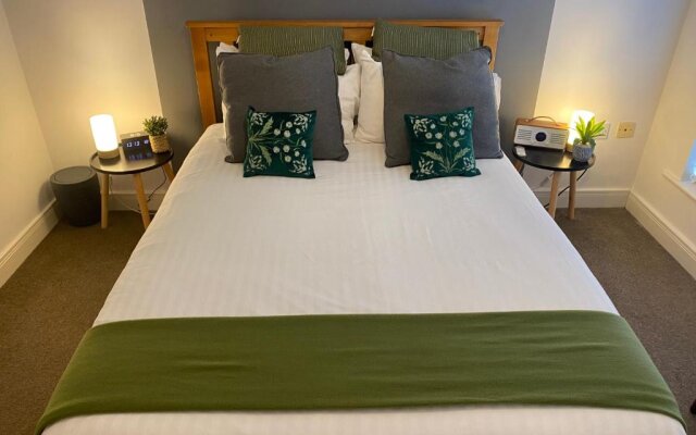 Trendy City Centre Hull Sleeps 2 or 4 with Free Secure Parking Traveller Award 2023