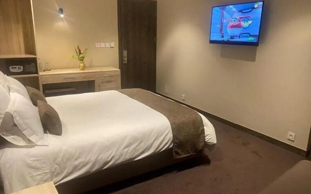 Fly Inn Madagascar Hotel