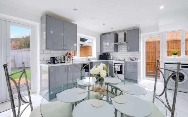 3 Bedroom House with Parking in Windsor