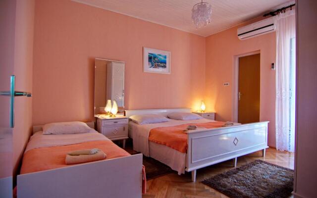 Apartment and Rooms Toka