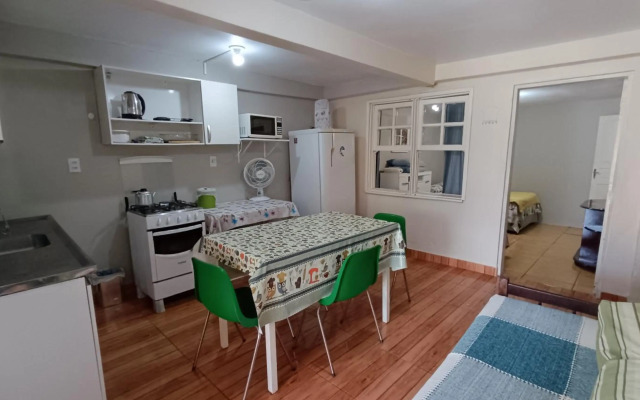 Apartamento térreo com ar condicionado bem localizado