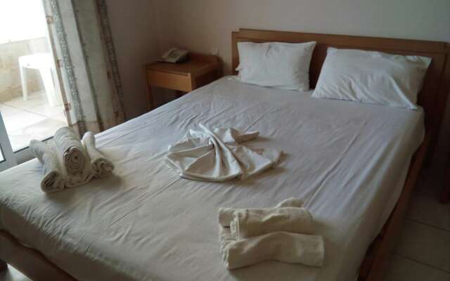 Chrisanna Apartments & Studios