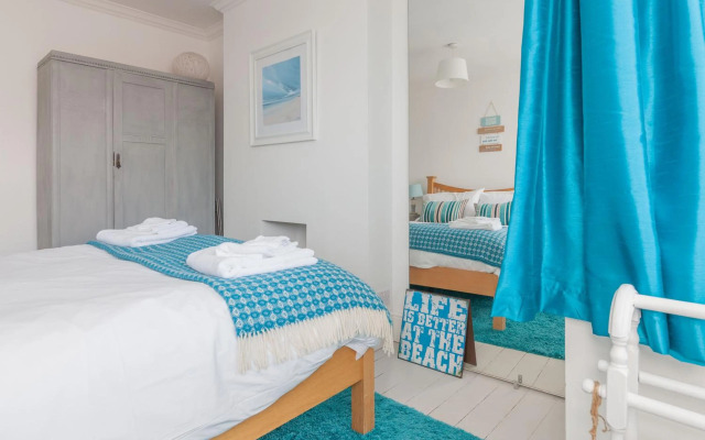 Sea Glimpses with free parking and garden