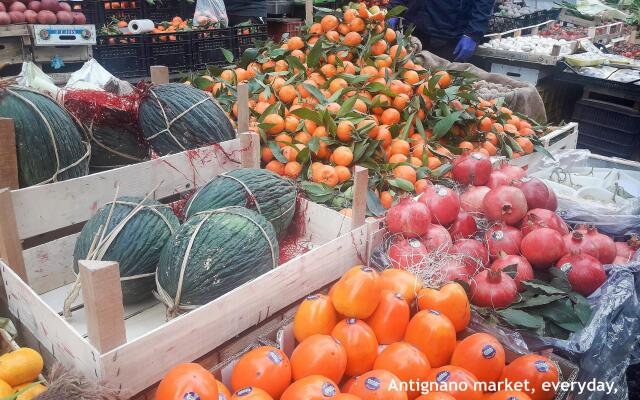 VOMERO-ROSSINI restored, 4 pax, 2 bath, wifi, aircond