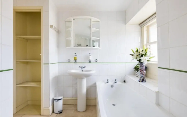 The Admirals Mansion - Central Bath