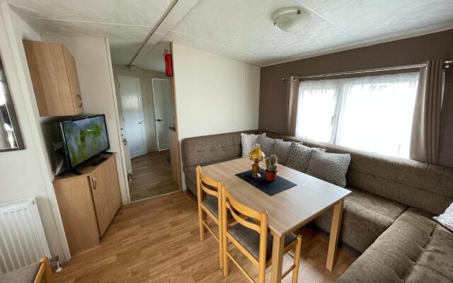 Impeccable 4-bed Caravan in Clacton-on-sea