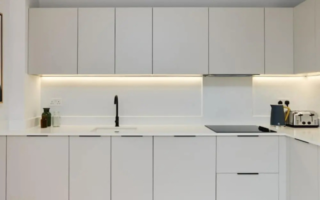 The Brondesbury Hideaway - Stylish 3bdr Flat With Balcony Parking