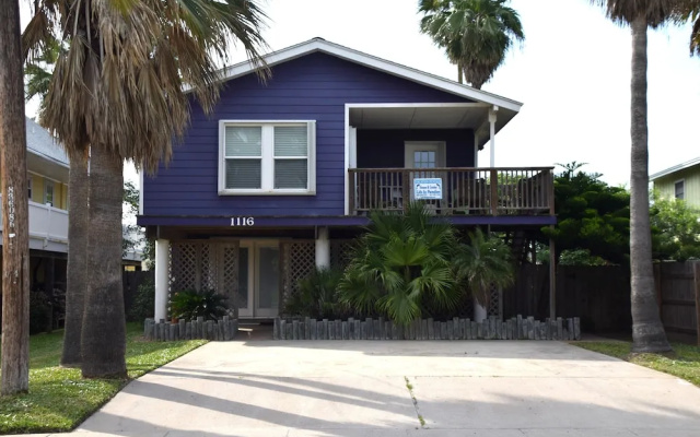The Purple House - Four Bedroom Home