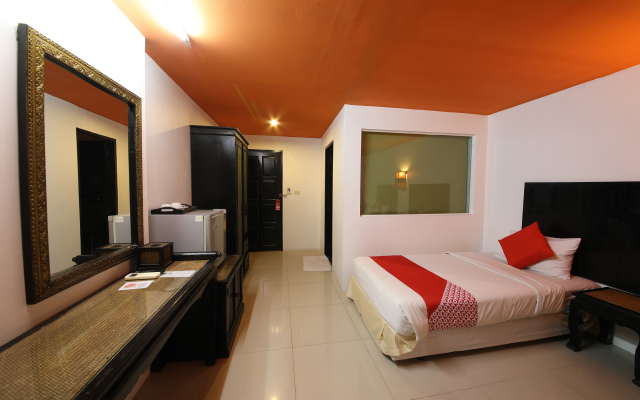 OYO 126 Patong Station House Hotel