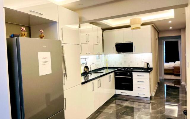 LUXE Bright 2bdr in Center