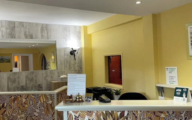 Logis Hôtel Domaine les Falaises