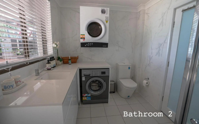 Getaway Lakefront Environmental House on Lake Macquarie with Water View