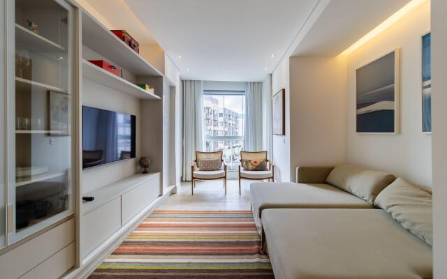 Apto em cond. a beira mar com piscina EAR0401