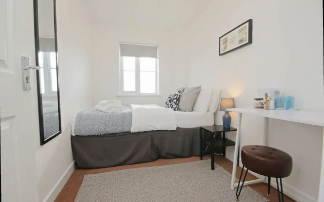 Modern 4 Bed Townhouse with Parking