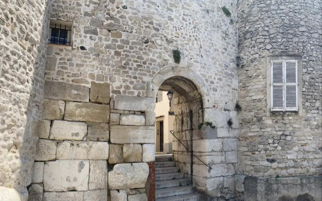 Charming flat in Old Antibes - 50m from the sea