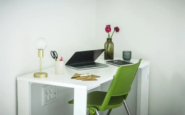 Studio apt w balcony and Kitchen