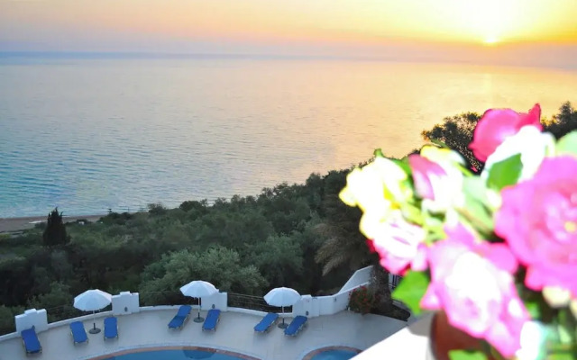 Apartments With Pool "maria" on Agios Gordios Beach